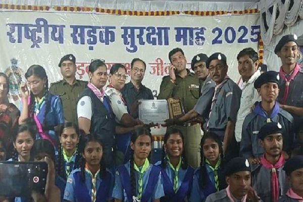 कलेक्टर एवं एसपी ने यातायात जागरूकता के लिए स्काउट गाइड रोवर रेंजर्स को किया सम्मानित
