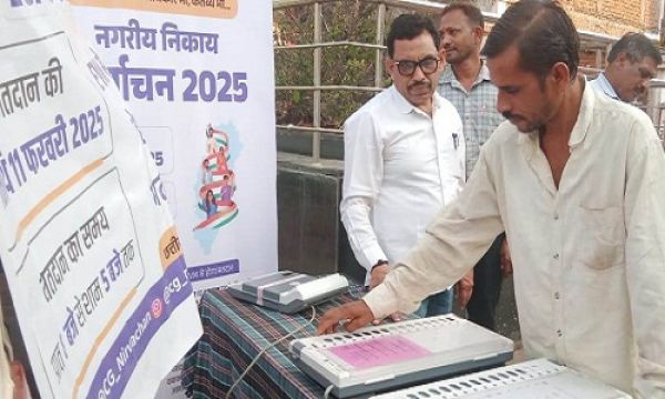 मतदाताओं को ईव्हीएम से मतदान के संबंध किया जा रहा जागरूक