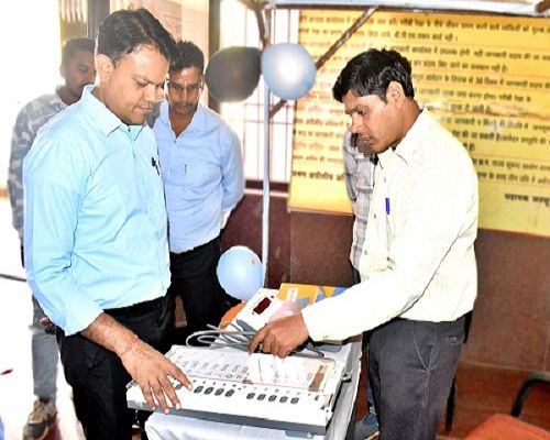 जिला निर्वाचन अधिकारी ने ईव्हीएम प्रदर्शन केंद्र का किया अवलोकन