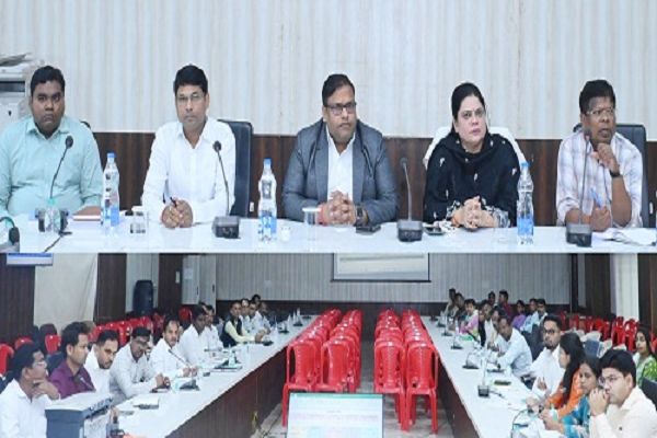 ईवीएम मशीनों का किया गया रेंडमाईजेशन