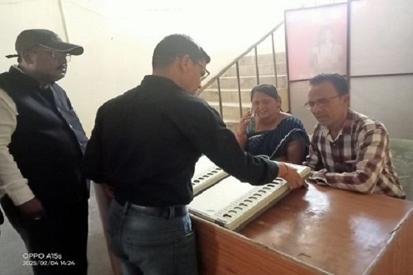 आम नागरिको को वार्डों में मिल रही ईवीएम संचालन की जानकारी