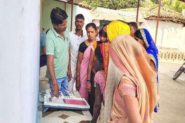 नगर पंचायत खोंगापानी के मतदाताओं को दिया गया ईवीएम का प्रशिक्षण