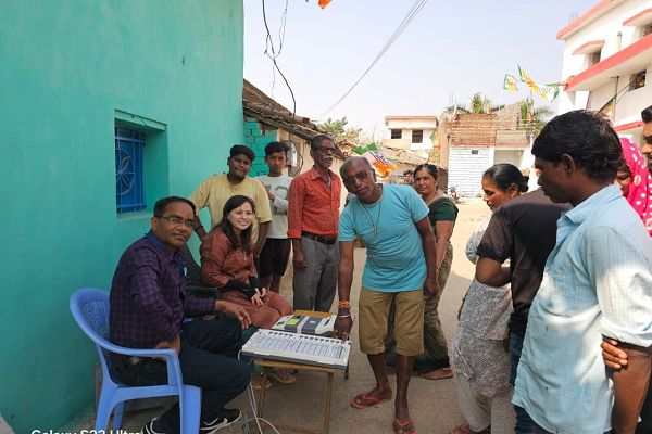 EVM से मतदान करने लोगों किया जा रहा जागरूक