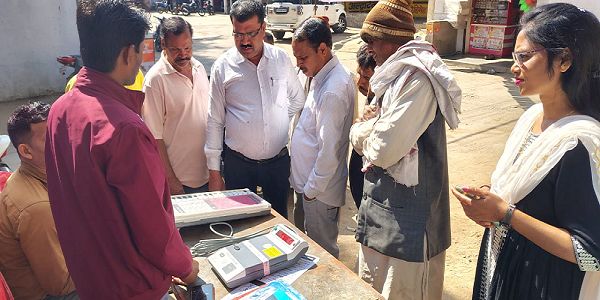 खोंगापानी के वार्ड क्रमांक 08 में मतदाताओं को दिया गया ईवीएम का प्रशिक्षण