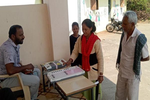  ई लेदरी वार्ड क्रमांक 10 में मतदाताओं को किया गया ईवीएम के प्रति जागरूक