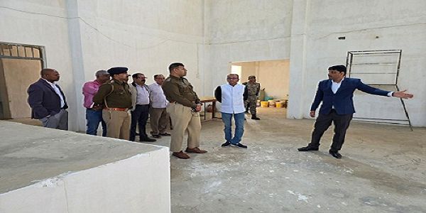 कलेक्टर-एसपी ने किया आईटी कॉलेज, कटघोरा और पाली में स्ट्रांग रूम का निरीक्षण