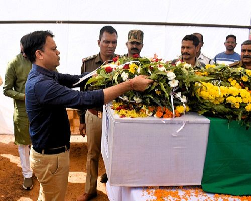 शहीद जवान वसित कुमार रावटे के पार्थिव शरीर को दी गई नम आँखों से श्रद्धांजलि