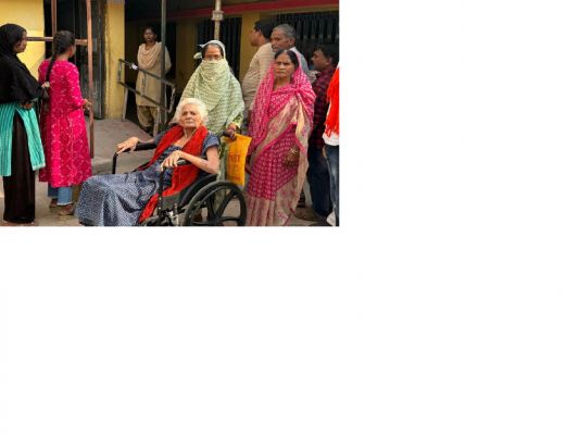 कुंवर बाई की शारीरिक अक्षमता मताधिकार का प्रयोग करने में नहीं बनी बाधा