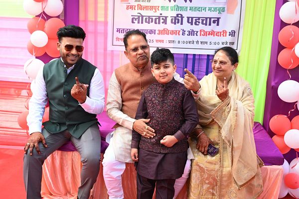 बिलासपुर विधायक श्री अमर अग्रवाल ने आज परिवार के साथ निगम चुनाव में मिशन स्कूल मतदान केंद्र में मतदान किया।