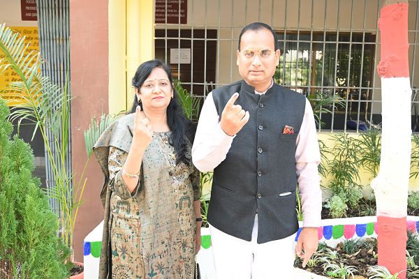 श्री संजय अग्रवाल ने नगर निगम चुनाव 2025 में सपरिवार मतदान किया।