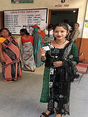पहली बार वोट डालकर उत्साहित हुईं आंचल