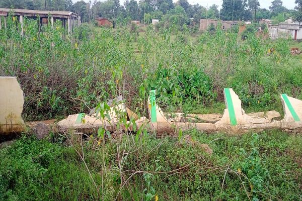 कब्रिस्तान में घोटाला : दीवार गिरने से उठने लगे कई सवाल, सदर और ठेकेदार की मिलीभगत 