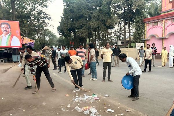 झाड़ू लेकर सड़क पर उतरे नवनिर्वाचित नगर पालिका अध्यक्ष चंद्रवंशी...