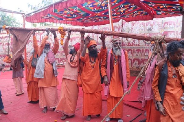 नागा साधु-संतों ने लोमश ऋषि आश्रम में फहराया धर्मध्वजा, इष्टदेवों को किया आमंत्रित