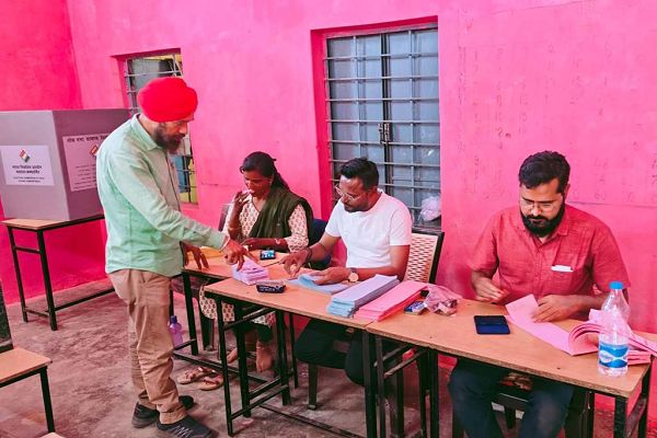 लोकतंत्र का संगम: एक बूथ, चार धर्म, एक संकल्प...