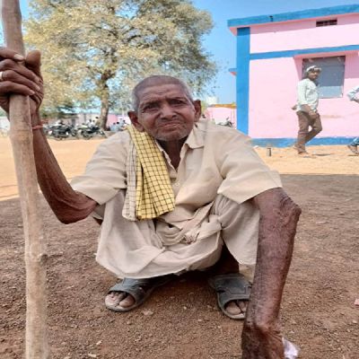 ग्राम बालसमुंद के राजाराम साहू ने किया मतदान, बने समाज के प्रेरणास्त्रोत