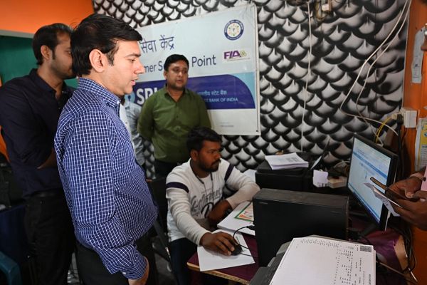 कलेक्टर ने किया कृषक पंजीयन शिविर का निरीक्षण