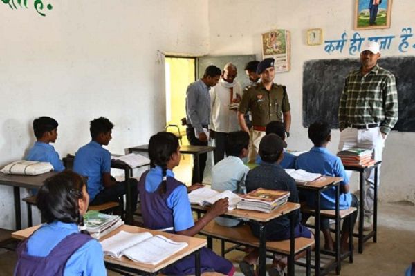 कलेक्टर एवं पुलिस अधीक्षक ने स्कूलों का किया निरीक्षण