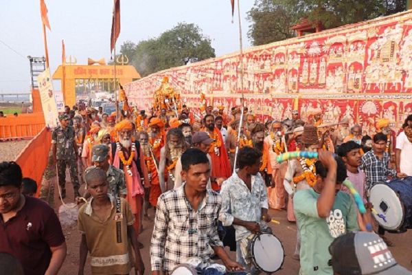 राजिम कुंभ कल्प : नागा साधुओं ने निकाली पेशवाई