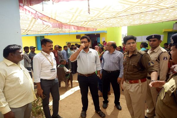 कलेक्टर ने बागबाहरा के मतदान केन्द्रों का किया निरीक्षण
