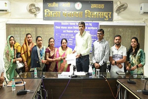 रिटर्निंग ऑफिसर ने नवनिर्वाचित जिला पंचायत सदस्यों को सौंपा प्रमाण पत्र