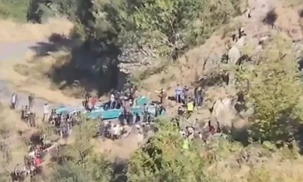 महाकुंभ जा रही कार पुलिया से गिरी, दो लोगों की मौत, चार घायल