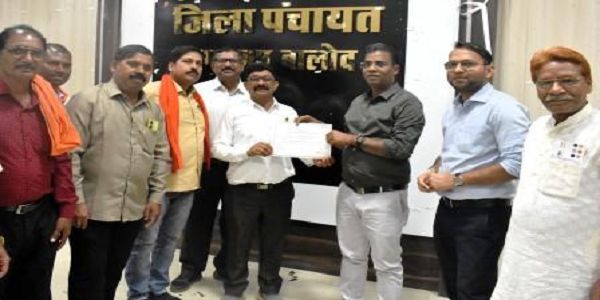 सीईओ ने जिला पंचायत के नवनिर्वाचित सदस्यों को प्रदान किया गया प्रमाण पत्र