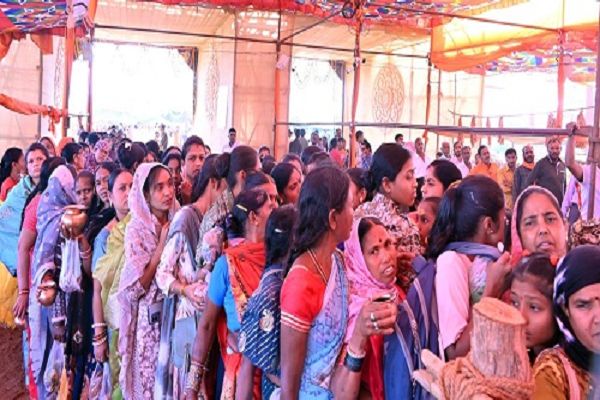 महाशिवरात्रि पर भगवान कुलेश्वर नाथ के दर्शन करने श्रद्धालुओं की लगी लंबी कतार