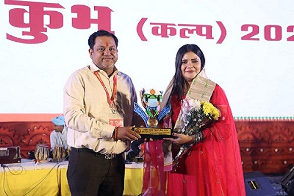 राजिम कुंभ कल्प मेला के सांस्कृतिक मंच पर प्रख्यात गायिका स्वाति मिश्रा ने बांधा समा