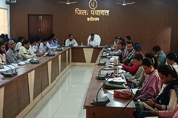 प्रधानमंत्री आवास का निर्माण गुणवत्ता के साथ समय सीमा में पूर्ण कराएं - जिला पंचायत सीईओ श्री अजय  त्रिपाठी