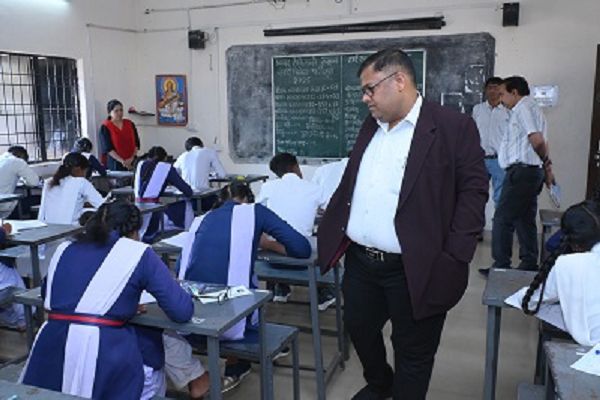 कलेक्टर ने किया कोचवाय एवं सड़कपरसुली परीक्षा केन्द्रों का आकस्मिक निरीक्षण