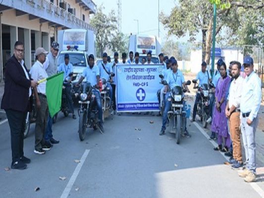 कलेक्टर ने पशुधन विकास विभाग के टीकाकरण दल को हरी झण्डी दिखाकर किया रवाना