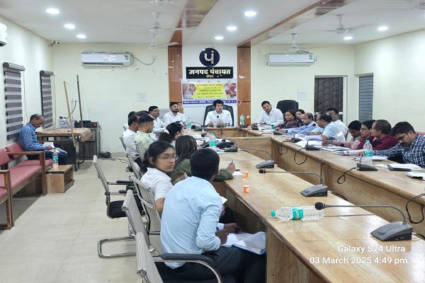 लोगों का भ्रम दूर करने आईएएस अधिकारी ने बैठक में खाई फाईलेरिया की गोली