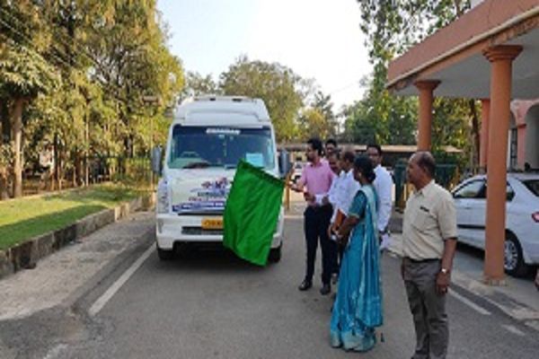 विशेष आवश्यकता वाले बच्चों को कलेक्टर ने हरी झंडी दिखाकर किया रवाना