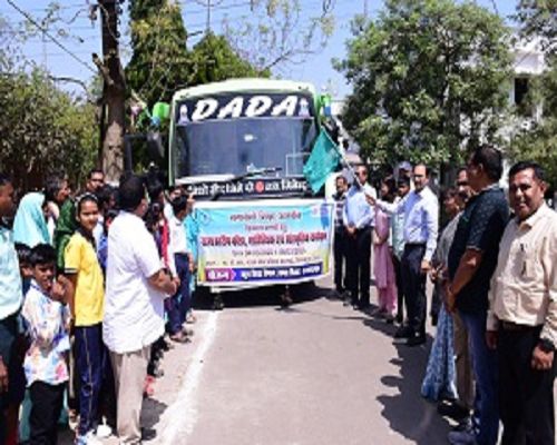 कलेक्टर ने बच्चों के बस को हरी झंडी दिखाकर किया रवाना