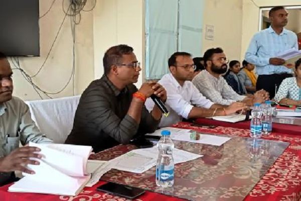 सीईओ ने जनपद पंचायत गुण्डरदेही के विकास कार्यों की प्रगति की समीक्षा की