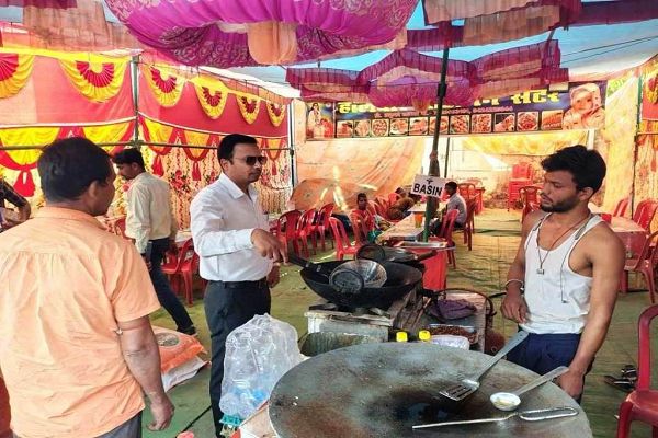 मेला स्थल की दुकानों में अनियमितता पर कार्रवाई