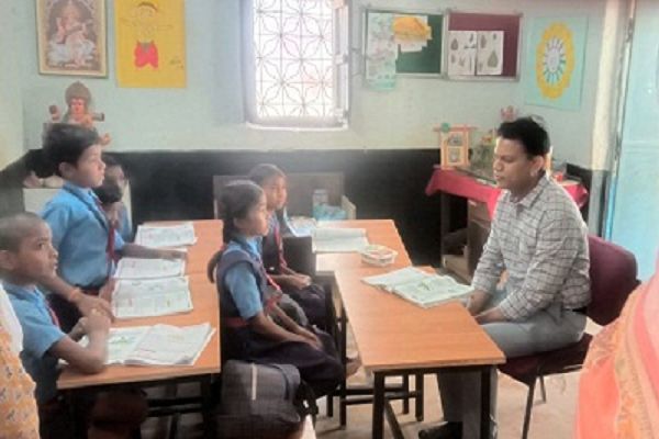 कलेक्टर ने पीएमश्री शासकीय प्राथमिक शाला जगतरा का किया आकस्मिक निरीक्षण