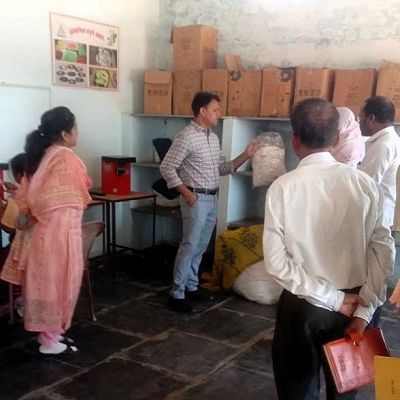 कलेक्टर ने महिला समूह द्वारा निर्मित किए जा रहे रूई बत्ती निर्माण कार्य का किया अवलोकन