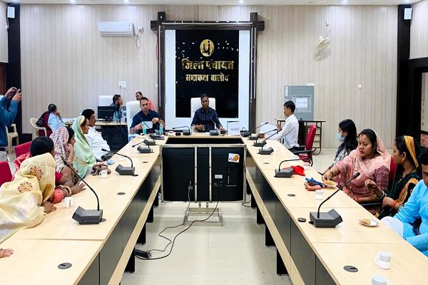 जिला पंचायत बालोद में श्रीमती तारणी पुष्पेन्द्र चंद्राकर अध्यक्ष एवं तोमन साहू उपाध्यक्ष निर्वाचित