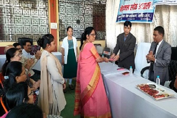 न्यायाधीशों ने किया महिला न्यायाधीशों, अधिवक्ताओं एवं कर्मचारियों का सम्मान