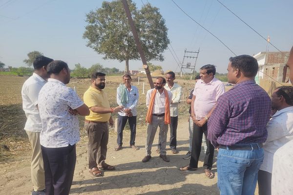 प्रधानमंत्री आवास योजना का निरीक्षण करने हितग्राहियों के पास पहुंचे सीईओ