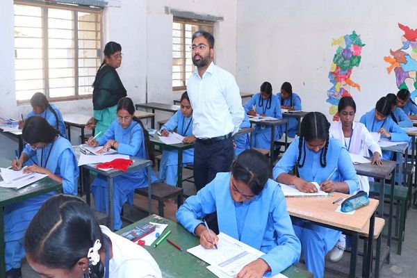 कलेक्टर ने किया परीक्षा केन्द्र का निरीक्षण