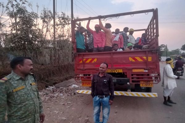 मालवाहक वाहनों में सवारी ढोने पर कार्रवाई, शपथ पत्र भी भरवा रही पुलिस