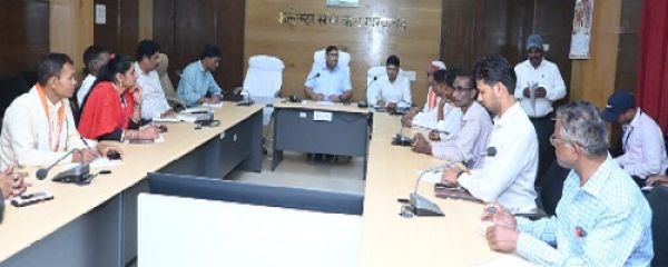 कलेक्टर ने राजनीतिक दलों के पदाधिकारियों की बैठक लीे