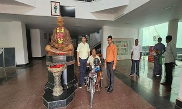 दुर्घटना में घायल हितग्राही को दिया गया बैटरी चलित ट्रायसायकल