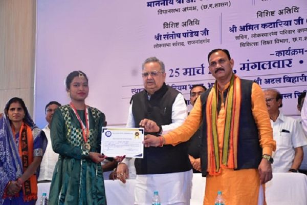 विधानसभा अध्यक्ष डॉ. रमन सिंह और मंत्री श्याम बिहारी जायसवाल शासकीय चिकित्सा महाविद्यालय के वार्षिकोत्सव कार्यक्रम में हुए शामिल
