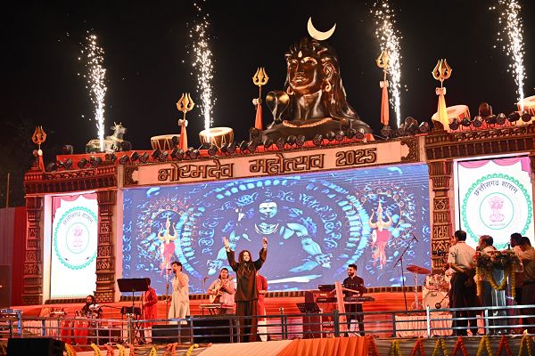 प्रख्यात अंतरराष्ट्रीय शिव भजन गायक श्री हंसराज रघुवंशी ने भोरमदेव मंदिर में की पूजा अर्चना