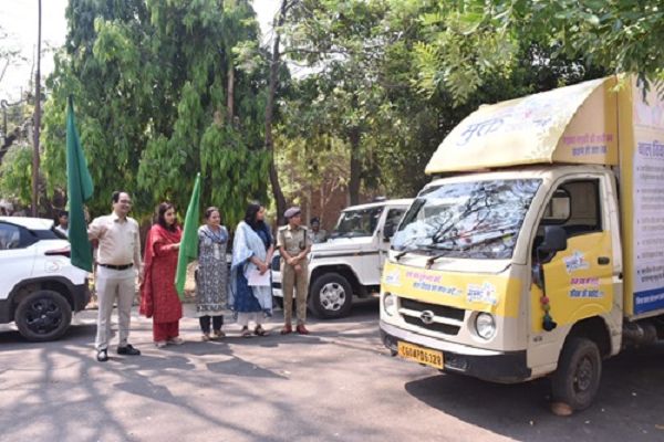 कलेक्टर ने बाल विवाह रोकथाम के प्रचार-प्रचार के लिए चलित वाहन को हरी झण्डी दिखाकर किया रवाना