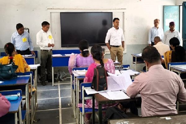 कलेक्टर ने बोर्ड परीक्षाओं के उत्तर पुस्तिकाओं के मूल्यांकन कार्य का लिया जायजा